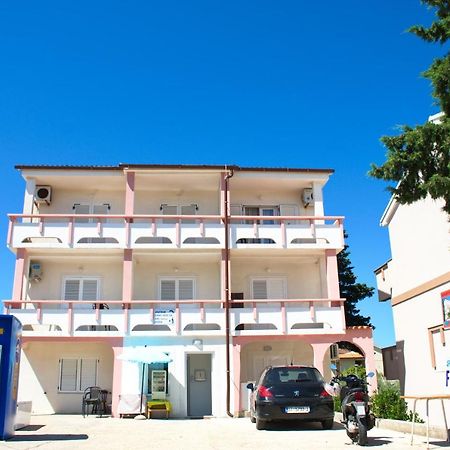 Apartmani Vidusin Novalja Zewnętrze zdjęcie